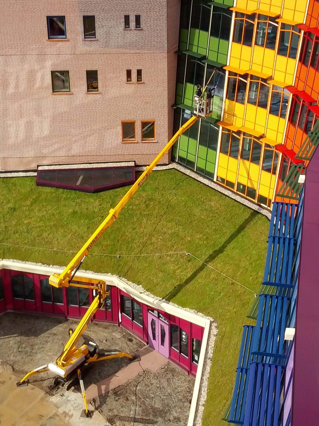 Holland Ommelift 2750 RXJ window cleaning.jpg