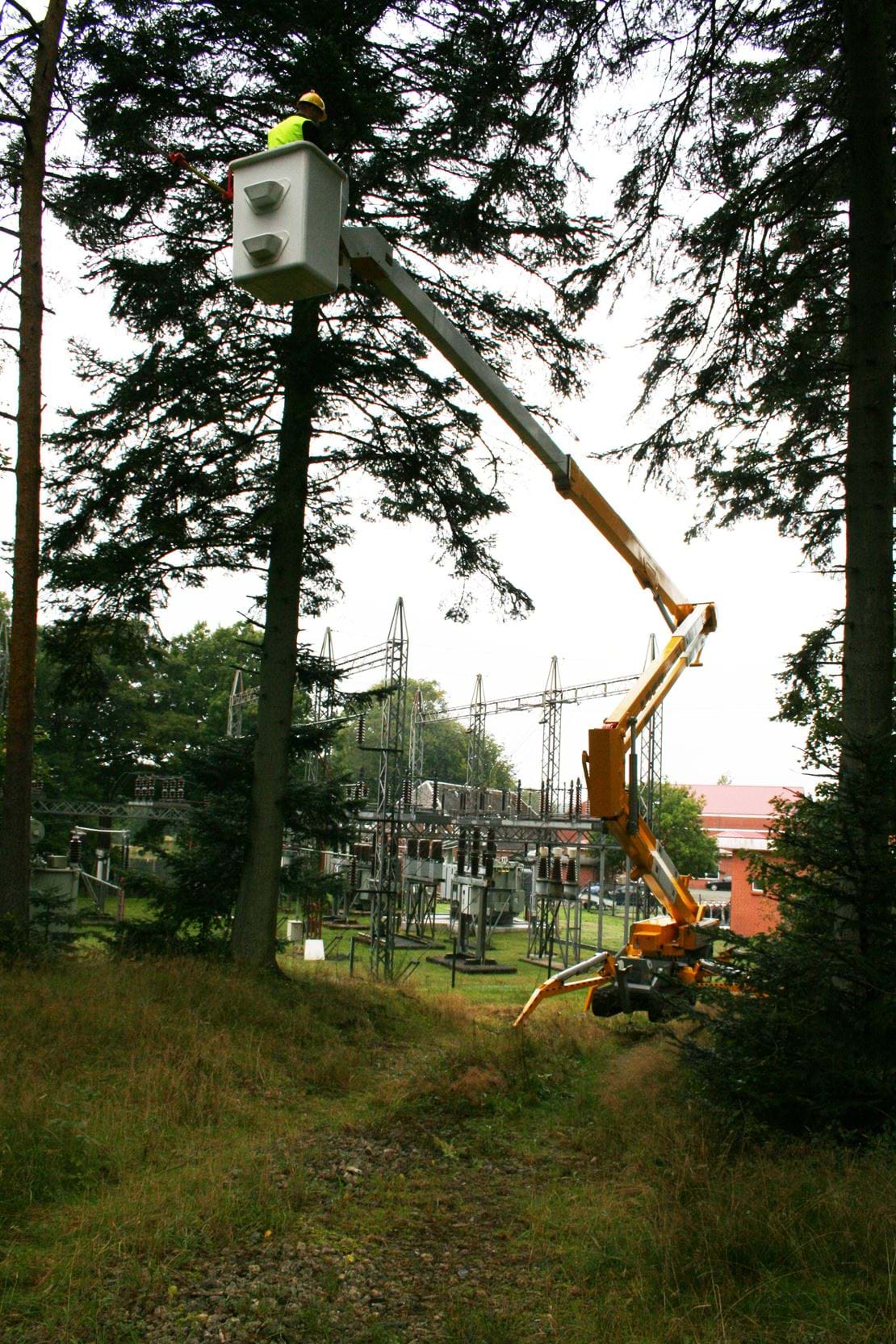 Insulated TrackedLift 2650iRX-46 Kv GMI Work Near Powerlines